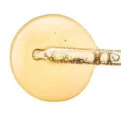 Goldgelbes Serum mit Pipette, das für strahlende Haut sorgt. Vitamin C Haut vorher-nachher: Ein Tropfen für sichtbare Ergebnisse.