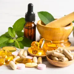 Naturheilkunde mit Pillen und Kapseln. Vorsicht bei zu hoher Dosierung von Vitamin E, Nebenwirkungen sind möglich.