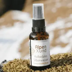 Braune Sprühflasche mit Alpen Xund Kollodiales Silberwasser, Premium Qualität 25 ppm, steht auf Moos.