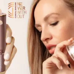 Frau mit glatter Haut hält Retinol Serum und White Fusion Cream. Perfekt für die Hautpflege im Sommer.
