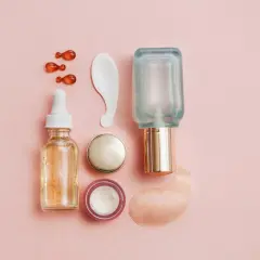 Natürliche Kosmetik mit Retinol: Tropfen, Cremes und Seren für jugendliche Haut.