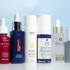 Reihe von Hautpflegeprodukten mit Retinol und Retinoid-Formulierungen. Vergleich von Retinoid vs. Retinol für die Hautpflege.