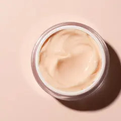 Cremiger Tiegel mit pflegender Hyaluron Creme. Ideal, wenn du Hyaluron Creme selber machen möchtest.