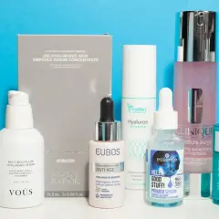 Eine Auswahl an Hyaluron-Seren und -Boostern, darunter Naturkosmetik von Lavera, für intensive Feuchtigkeit und Anti-Aging.