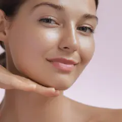 Strahlendes Gesicht, geschützt vor der Sonne. Retinol hilft, die Haut jugendlich zu halten.
