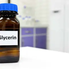 Braune Glasflasche mit blauem Deckel, beschriftet mit "Glycerin". Dieses Glycerin tierisch ist ein wichtiger Bestandteil in vielen Produkten.