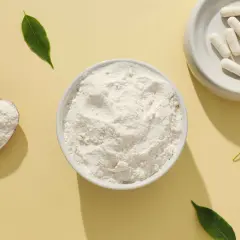 Schale mit kollagenpulver, Löffel und Kapseln. Kollagenpulver sinnvoll für Haut und Gelenke.