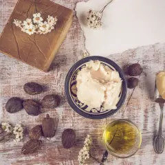 Natürliche Zutaten für Hautpflege: Sheabutter, Nüsse, Öl und Seife. Die Sheabutter wirkung ist bekannt für ihre pflegenden Eigenschaften.