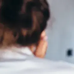 Frau trägt Schaum auf ihr Gesicht auf. Sie fragt sich: "Allantoin, was ist das?" Es ist ein beruhigender Inhaltsstoff für die Haut.