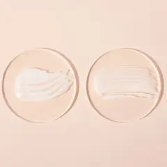 Vier Cremeproben auf Glasplättchen: eine reichhaltige, eine seidige, eine gestreifte und eine transparente. Ideal für Hautpflege mit niacinamide und vitamin c.