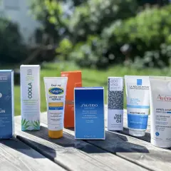 After the sun: Annemarie Börlind, Coola, Cetaphil, Shiseido, La Roche-Posay und Avène After Sun Produkte auf Holztisch.