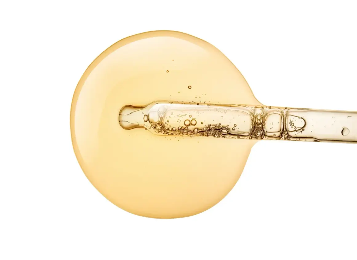Goldgelbes Serum mit Pipette, das für strahlende Haut sorgt. Vitamin C Haut vorher-nachher: Ein Tropfen für sichtbare Ergebnisse.