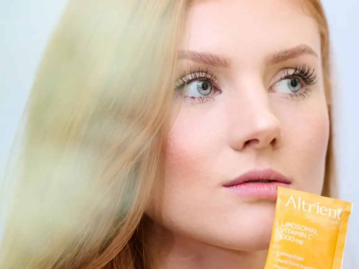Blondes Haar, strahlende Haut und ein Päckchen Vitamin C. Für gesunde Haare und ein jugendliches Aussehen.