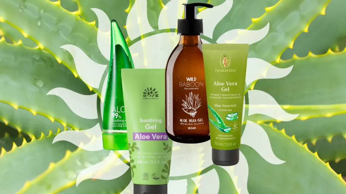 Vier Produkte mit organischem Aloe Vera Gel, umgeben von Aloe-Blättern.