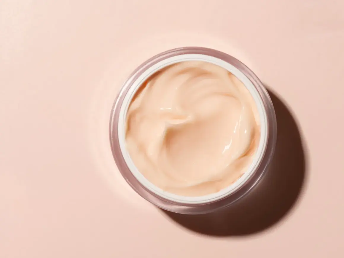 Cremiger Tiegel mit pflegender Hyaluron Creme. Ideal, wenn du Hyaluron Creme selber machen möchtest.