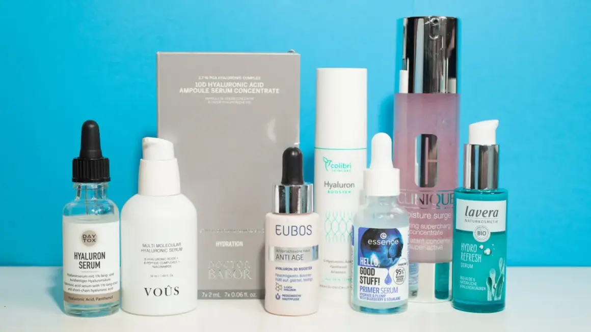 Eine Auswahl an Hyaluron-Seren und -Boostern, darunter Naturkosmetik von Lavera, für intensive Feuchtigkeit und Anti-Aging.