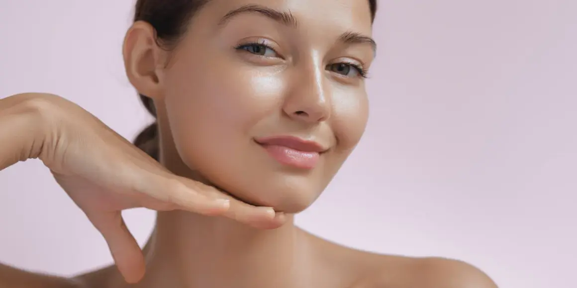 Strahlendes Gesicht, geschützt vor der Sonne. Retinol hilft, die Haut jugendlich zu halten.