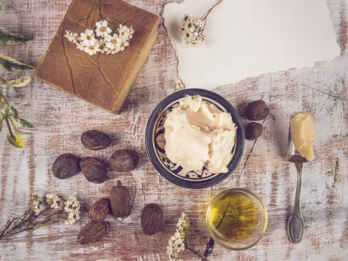 Natürliche Zutaten für Hautpflege: Sheabutter, Nüsse, Öl und Seife. Die Sheabutter wirkung ist bekannt für ihre pflegenden Eigenschaften.
