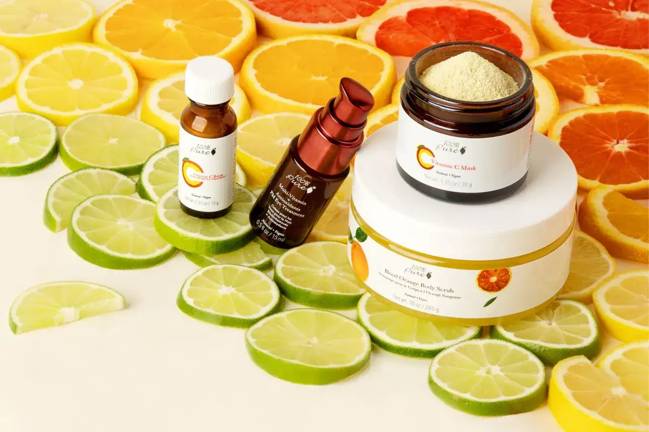 Zitrusfrüchte umgeben Vitamin C-Produkte. Ein Serum mit Sodium Ascorbyl Phosphate, eine Maske und ein Körperpeeling versprechen Frische.