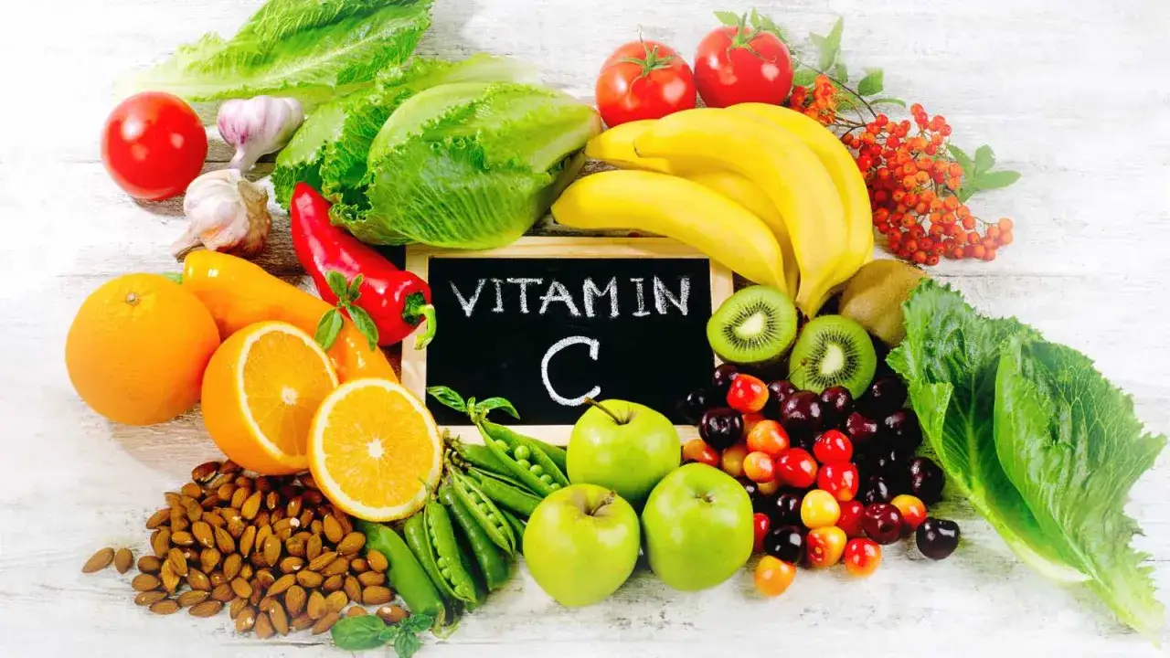 Frisches Obst und Gemüse, darunter Orangen, Kiwis und Äpfel, sind reich an Vitamin C.